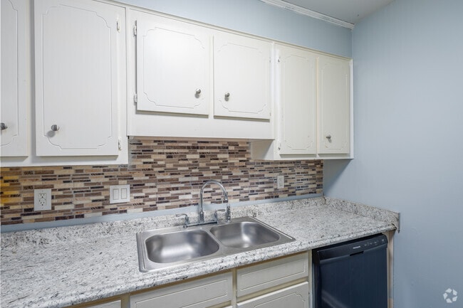 2BR, 1BA - 910SF - Kitchen