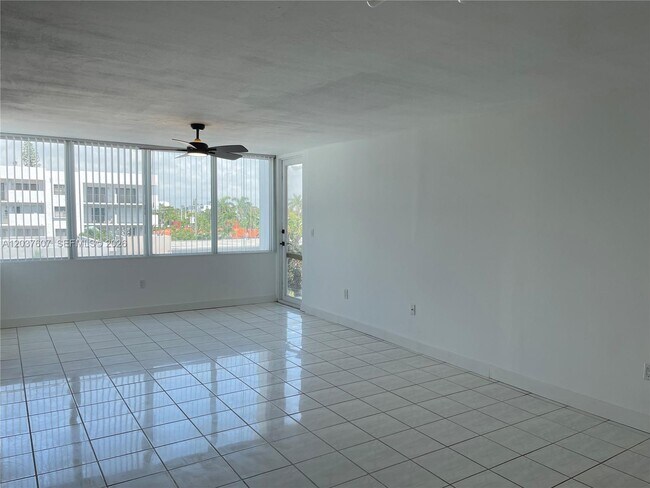 8233 Harding Ave Unidad 408