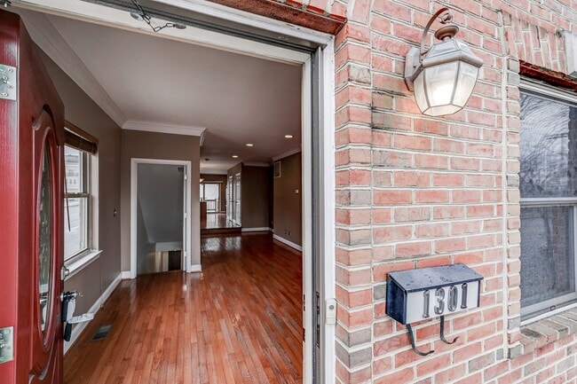 Building Photo - 1301 S Clinton St Rental