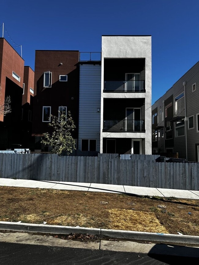 Building Photo - Available Early March!!  Briaght and light with fantastic Views!!