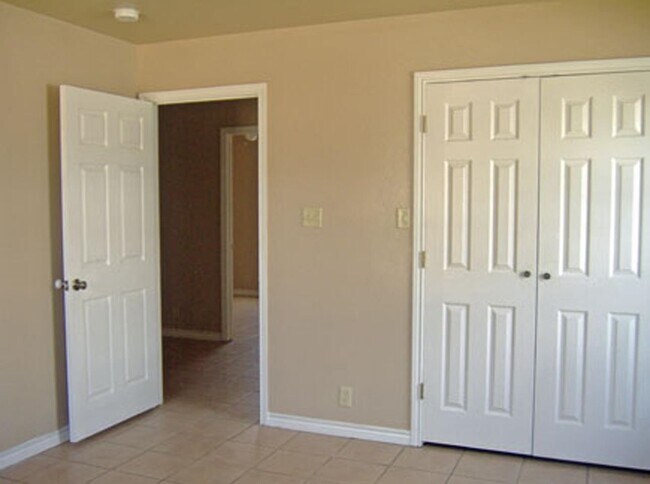 Photo - 817 E Gutierrez St