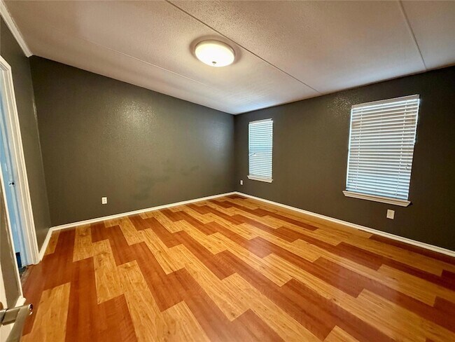 Photo - 107 Shady Oaks Dr