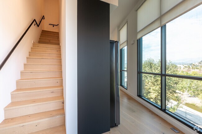 1BR, 1BA - 930SF