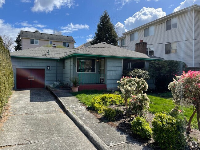 Building Photo - Green Lake Charmer with Garage Rental