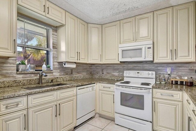 Photo - 7627 Courtyard Run W