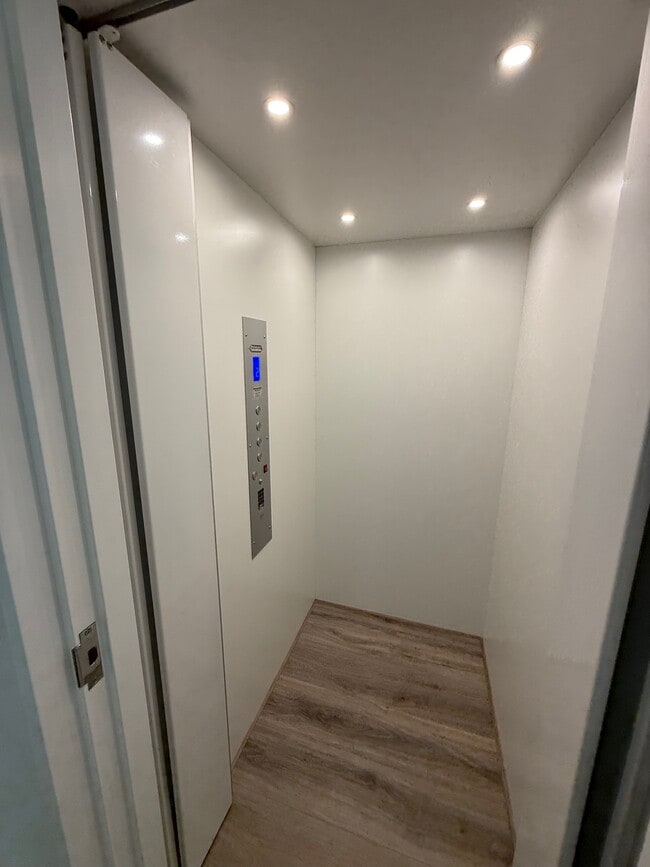 Photo - 2012 Uptown Aly