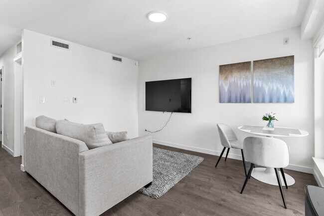 Photo - 2551 Kingsway