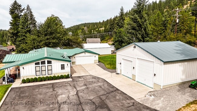 Photo - Fully furnished and stocked Single Level H...