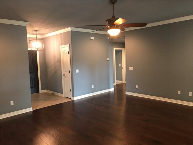 Photo - 709 Olivia Ln