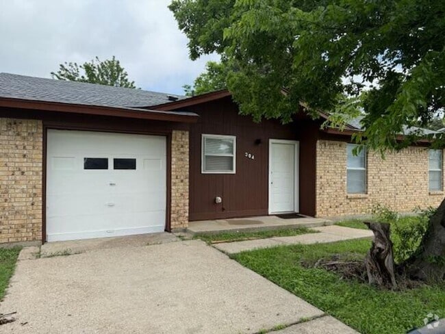 Building Photo - 3 Bedroom 1 1/2 Bath Home Available Now