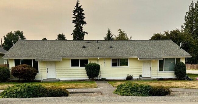 Building Photo - 2 Bed / 1 Bath Downtown Carnation duplex $... Rental