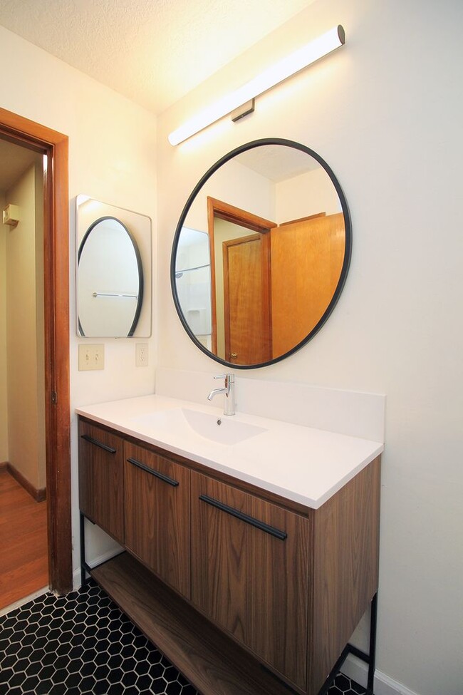 Building Photo - 3200-3236 SW Marigold St Unit e03f022b-efbe-11ef-a954-0ef659e2e2b7