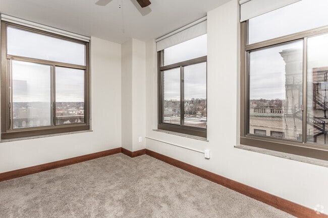 1BR, 1BA - 900-1,200 SF