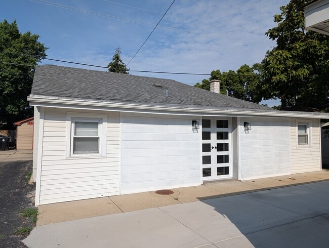 Building Photo - 931 Dunlop Ave