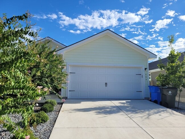 Building Photo - LUXURY 3/2 Navarro ISD