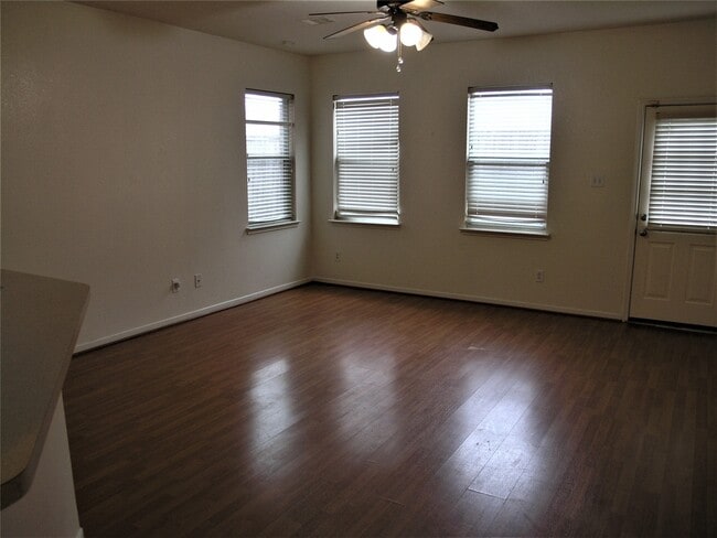 Photo - 2926 Meadowglen Crest