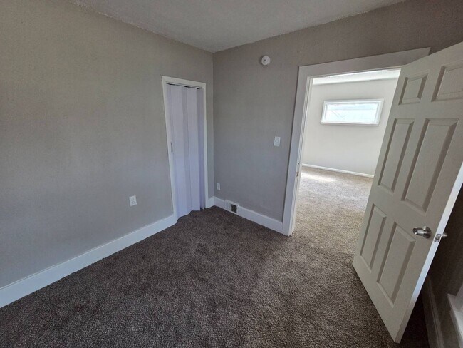 Photo - 3081 E 67th St Unidad Down