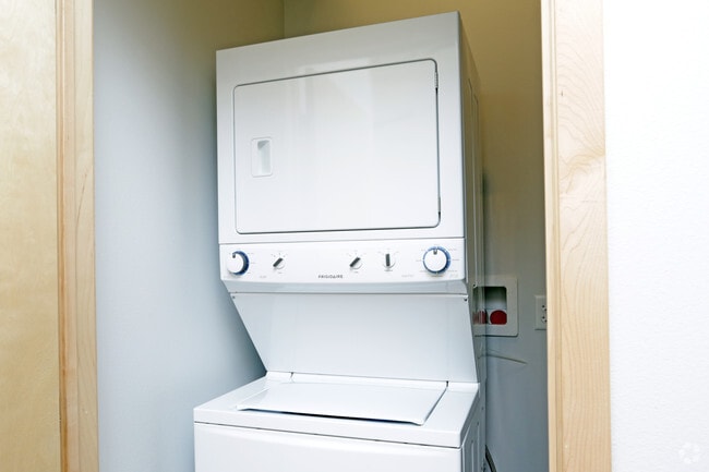 1BR, 1BA - 672 SF - Washer & Dryer