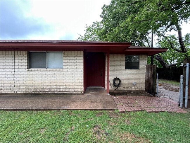 Photo - 1913 Pine Tree Dr