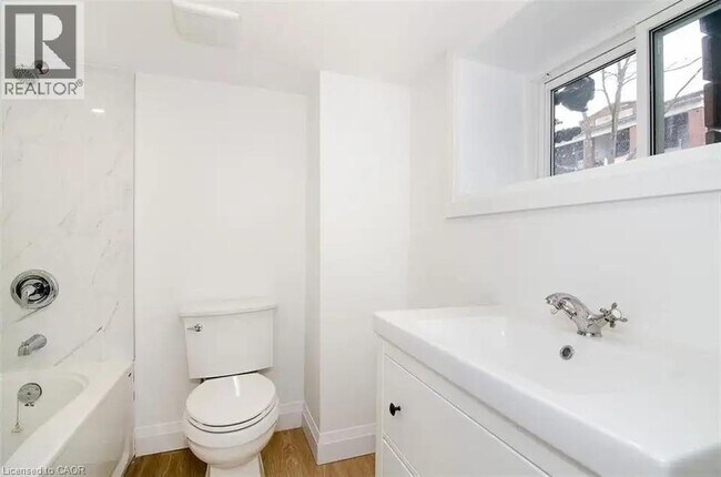 Photo - 249 Emerald St N Unité 4