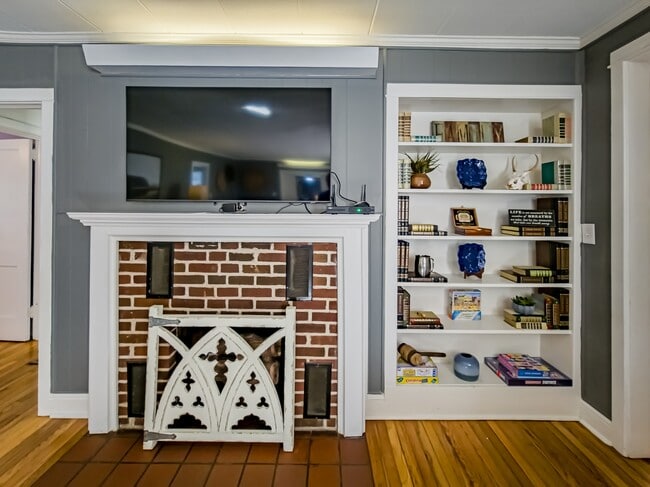 Photo - 405 12th St E