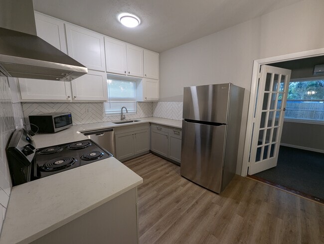 Kitchen (includes dishwasher and garbage disposal) - 2608 19th Ave W