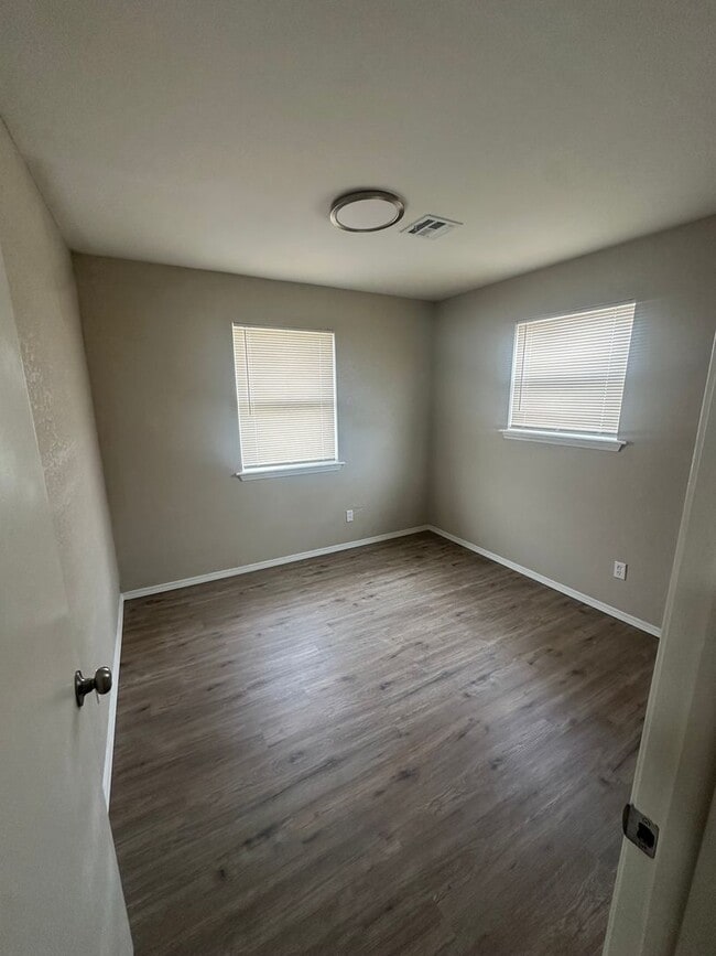 Photo - 1003 7th Ave NW