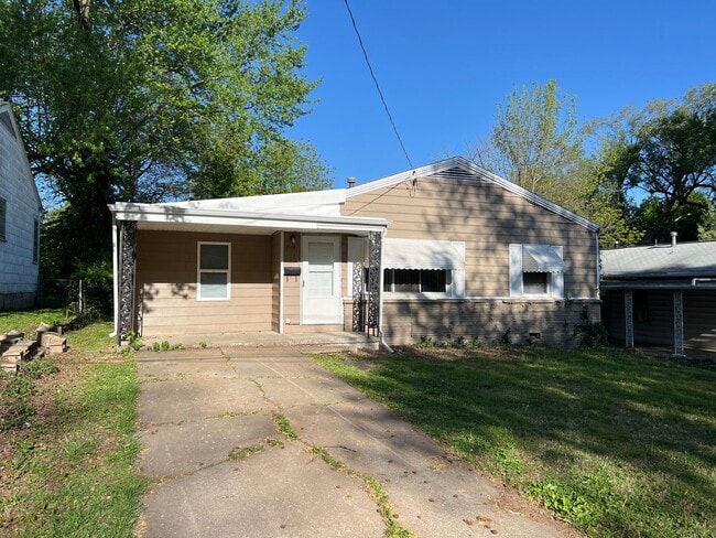 Building Photo - 4 Bedrooms! 2 Baths! $1350! Rental