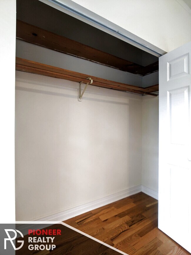 Building Photo - 812 W Waveland Ave Rental