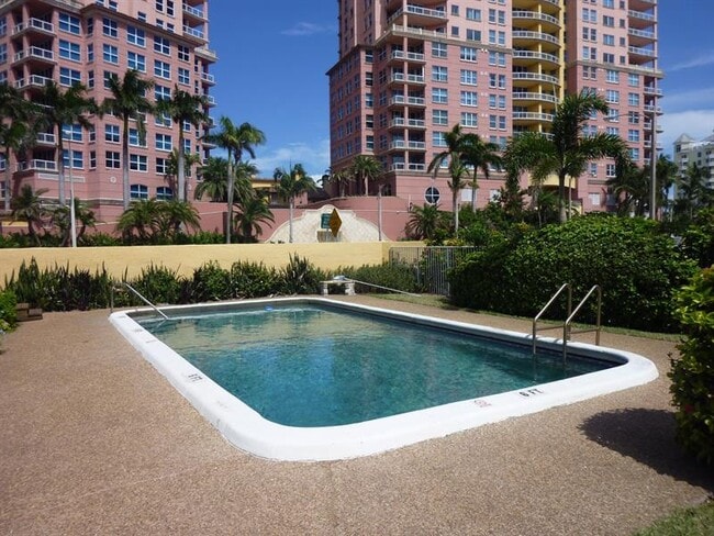 Building Photo - 2131 N Ocean Blvd Unit 17 Rental