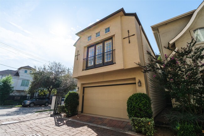 Photo - 2733 Sherwin St