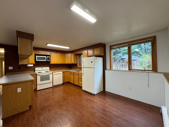 Photo - 3 Bedroom 1 -1/2 Bath Lower Apartment with...
