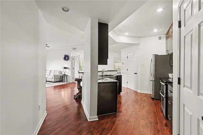 Building Photo - 2700 Pine Tree Rd NE Unit 1219