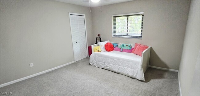 Building Photo - 933 SW Santa Barbara Pl