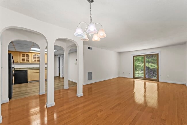 Building Photo - 7 Shadowbrook Ln Unit 34