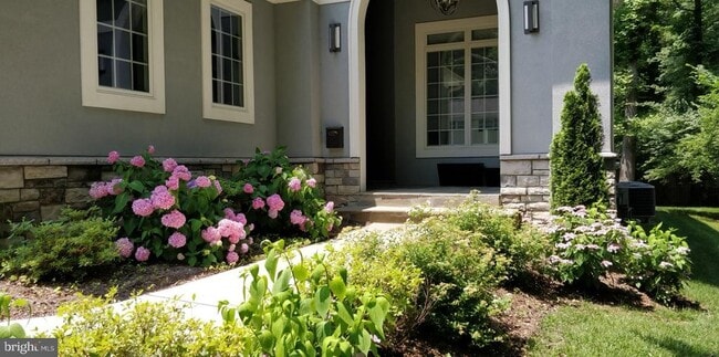 Photo - 9814 Fernwood Rd