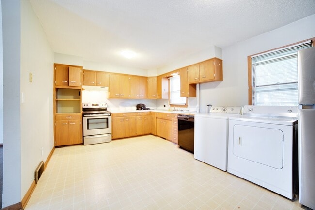 Photo - Beedle Duplex (231/233) Unit 231