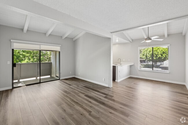 1BR, 1BA - 740SF - Living Room