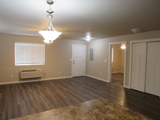 Photo - Nearly New 2bd/1ba Apartment w/washer/dryer included! Unidad 101