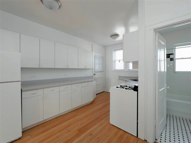 Building Photo - Green Manor Rental
