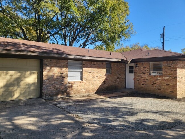 Building Photo - Cozy 2 bed 1 bath duplex! Rental