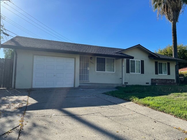 Building Photo - Charming 3-Bedroom Home with Bonus Room an...