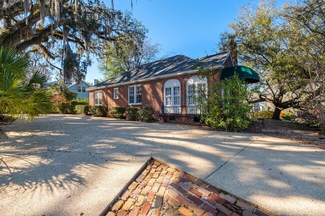 Building Photo - Charming Downtown Brick Home