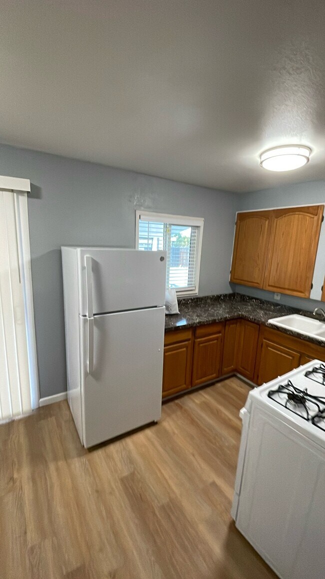 Building Photo - 1321 N Tracy Blvd Rental