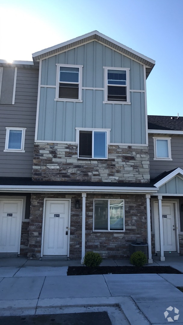 Building Photo - Amazing 3 Story Vineyard Townhome w 1 car ...