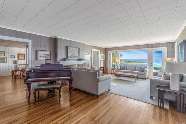 Photo - 930 W Cove Rd