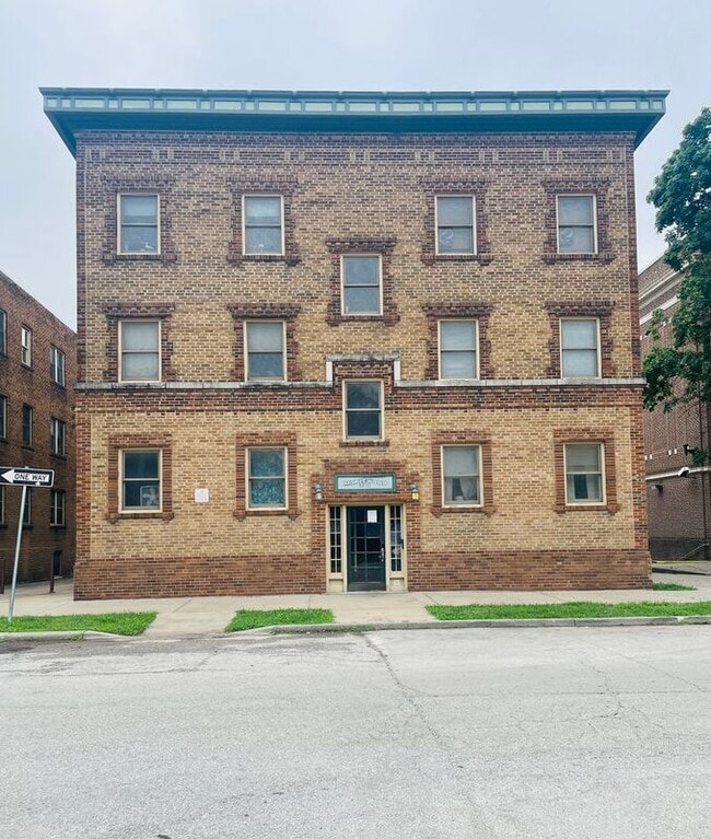 701 W Maple Ave