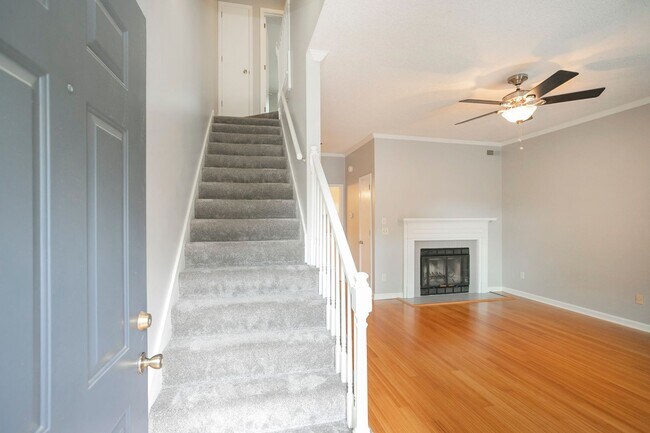 Photo - 127 Lakebrink Dr