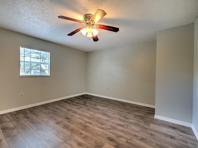 Building Photo - Very nice large 5 bedroom/3 bathroom home ...