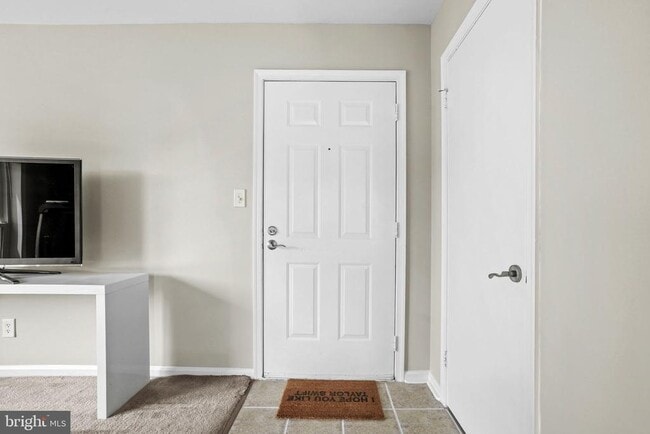 Building Photo - 3178 Summit Square Dr Unit 3-D2